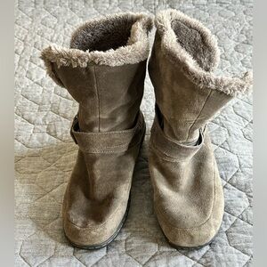 EUC White Mountain gray winter boots with silver buckle detail - size 9